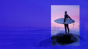 man met een surfboard op een berg