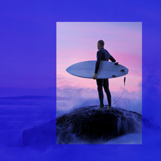 man met een surfboard op een berg