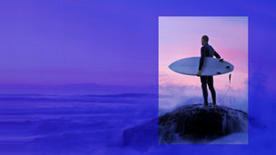 Surfer staat op rots