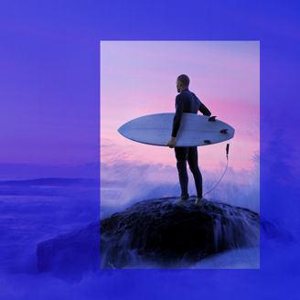 Surfer staat op rots