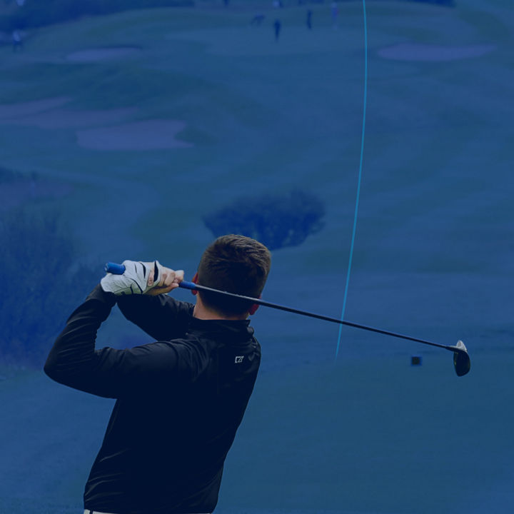 Kylfingur slær golfkúlu á bláum bakgrunni