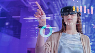 vrouw kijkt naar scherm door vr