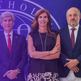 Foto com membros da Universidade Católica Portuguesa e da membrosKPMG Portugal