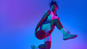 Basketballspieler mit einem Basketball beim Sprung