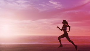 Vrouw rent op het strand