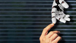 Finger berührt Roboterhand