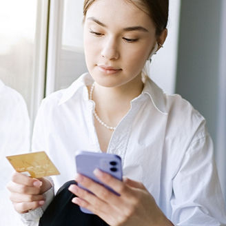 Frau mit Handy und Bankkarte
