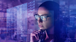 Frau schaut auf Daten