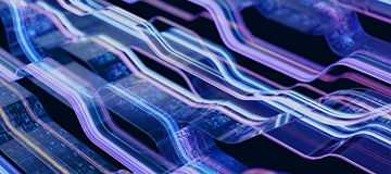 Abstrakte Technikgrafik: Leuchtende blau‑lila Lichtbahnen verlaufen wellenförmig über dunkle, platinenähnliche Strukturen und wirken wie Datenströme in einer digitalen Schaltung.