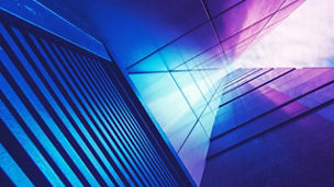 Estructura de edificio corporativo en colores púrpuras