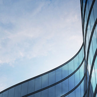 blauwe lucht en glazen gebouw