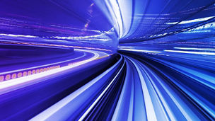 Trilhos luminosos em tons de azul e roxo criam um efeito de movimento e velocidade, evocando tecnologia e inovação.