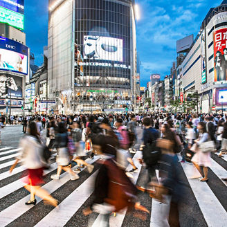 Mensen die oversteken over een zebrapad