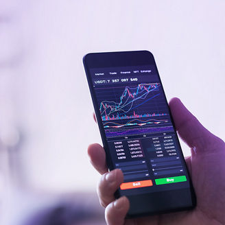 Handy mit Börsendaten auf dem Display