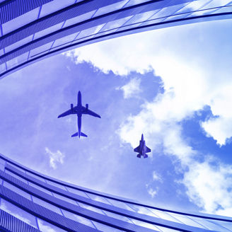 Visão de baixo de uma avião a voar vista de um edifício