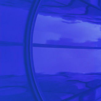 Estrutura arquitectónica curvada em tons de azul, com painéis de vidro e linhas circulares que criam uma sensação de profundidade e modernidade.