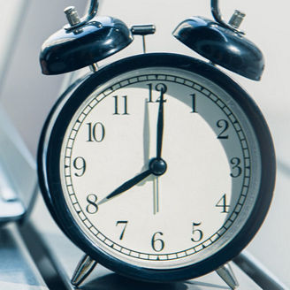 Uhr vor Laptop