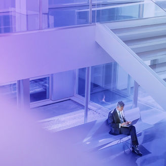 Businessman sitzt auf Bank mit Laptop