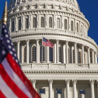 Capitol mit US-Flage im Vordergrund