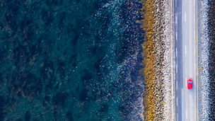 car-on-a-ocean-road-banner