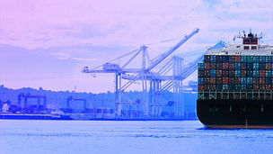 Containerschiff vor Hafen