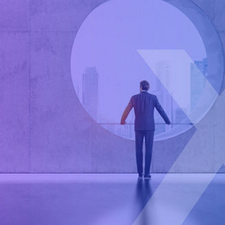 muz pozerajuci von oknom