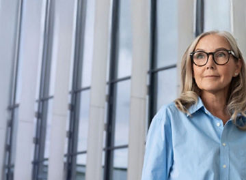 ceo outlook frau vor wand