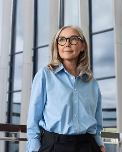 ceo outlook frau vor wand