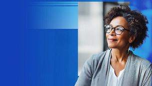 Retrato de uma profissional com óculos a olhar para o lado, sobre um fundo gráfico em tons de azul.