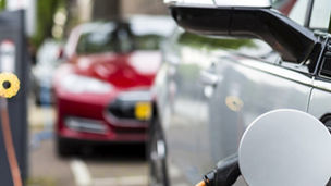 auto aan de oplader