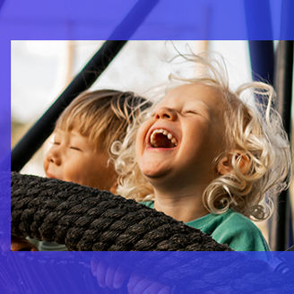 Lachende kinderen met moeder