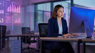 Tres personas de negocio conversanco