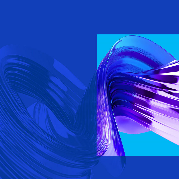 Abstrakter blauer Hintergrund mit einem metallisch‑violetten, bandförmigen Element, das sich über ein cyanfarbenes Quadrat rechts erstreckt.