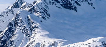  Kletterer auf Bergen mit Schnee