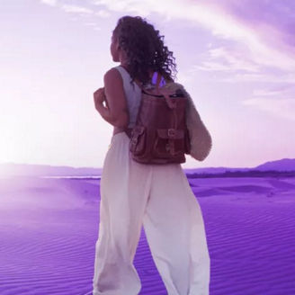 Imagen de una mujer en el desierto