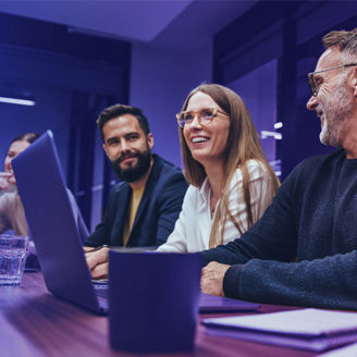 collega's lachen achter laptop
