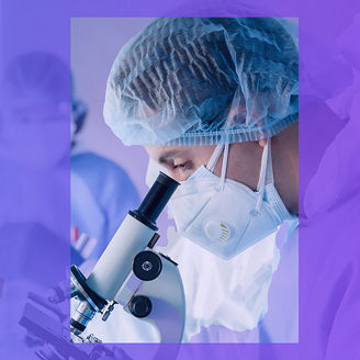 Mannelijke dokter gebruikt microscoop