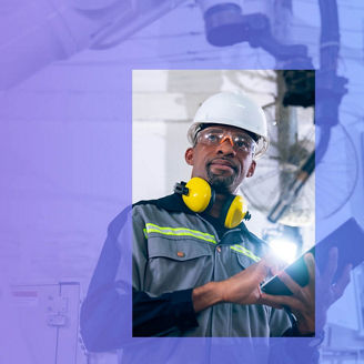 Trabalhador fabril a trabalhar com um braço robótico avançado