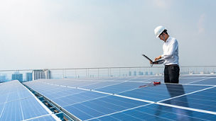 construction-worker-and-solar-panel