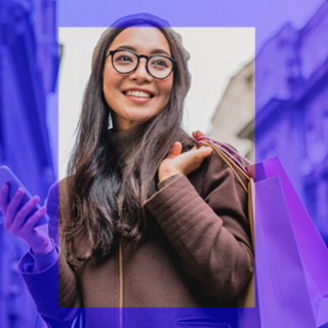 vrouw met telefoon in haar hand