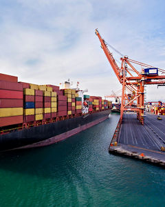 Containerschiff bei Beladung