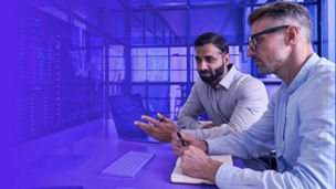 Collega's achter computer