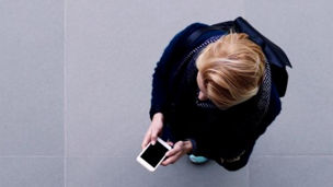 Persona viendo su celular