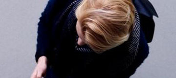 Persona viendo su celular