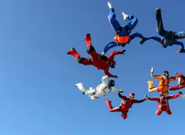 Fallschirmspringer im Team