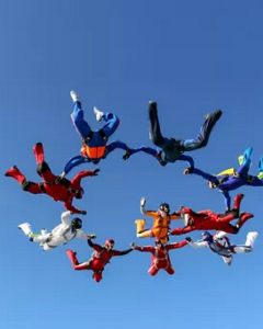 Fallschirmspringer im Team