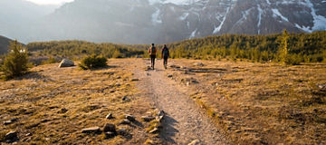 couple-going-on-trek