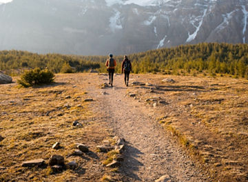 couple-going-on-trek