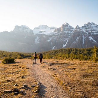 couple-going-on-trek