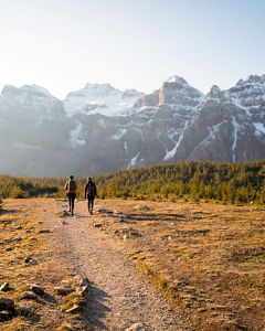 couple-going-on-trek
